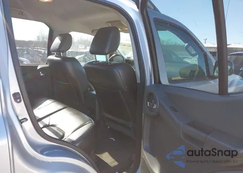 2015 Nissan Xterra Pro-4X z USA, uszkodzony, nr VIN 5N1AN0NW3FN663461